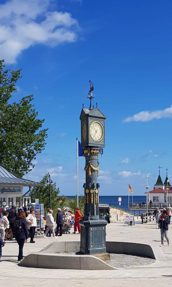 Ein Bild, das drauen, Himmel, Uhr, Wolke enthlt.

Automatisch generierte Beschreibung