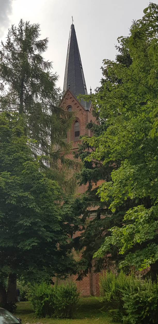 Ein Bild, das drauen, Baum, Gebude, Himmel enthlt.

Automatisch generierte Beschreibung