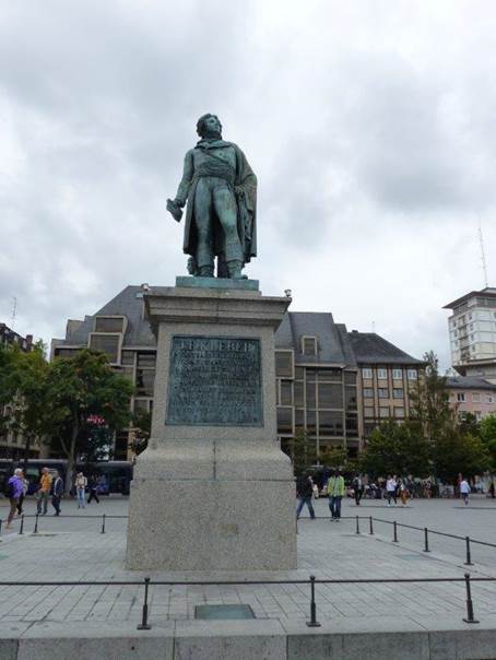 Ein Bild, das Himmel, drauen, Statue, Platz enthlt.

Automatisch generierte Beschreibung