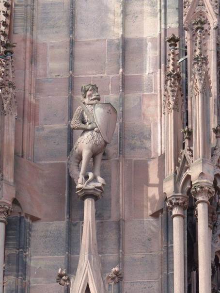 Ein Bild, das Gebude, drauen, Altar enthlt.

Automatisch generierte Beschreibung