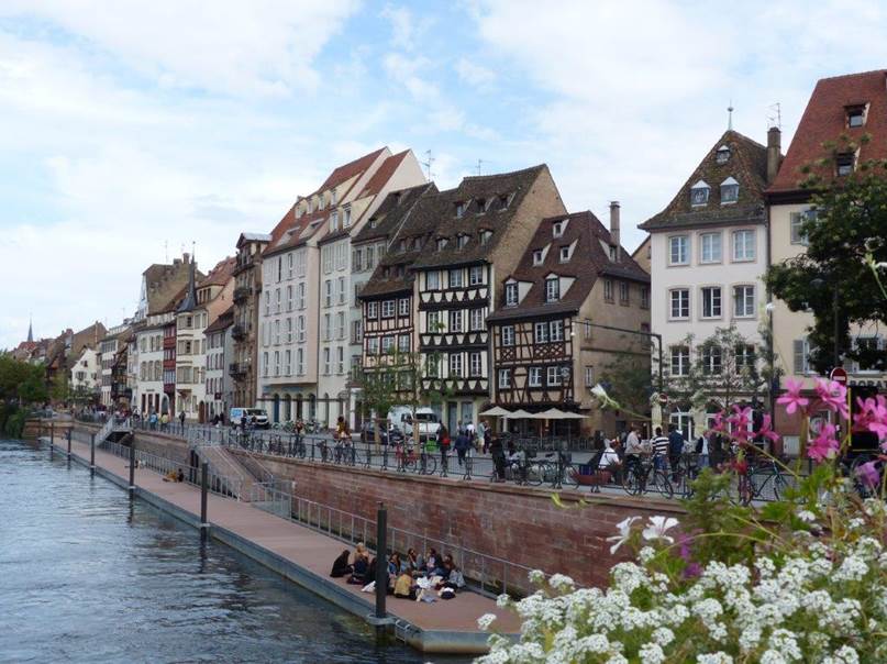 Ein Bild, das Himmel, drauen, Haus, Stadt enthlt.

Automatisch generierte Beschreibung