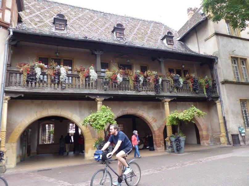 Ein Bild, das drauen, Gebude, Fahrrad, Strae enthlt.

Automatisch generierte Beschreibung