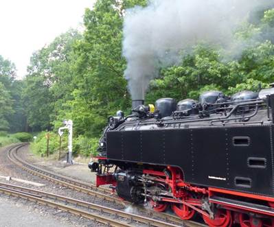 Ein Bild, das Zug, Dampf, Spur, Rauch enthlt.

Automatisch generierte Beschreibung