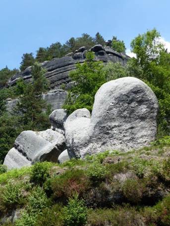 Ein Bild, das Rock, drauen, Gras, felsig enthlt.

Automatisch generierte Beschreibung