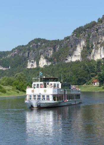 Ein Bild, das Wasser, drauen, Boot, Berg enthlt.

Automatisch generierte Beschreibung