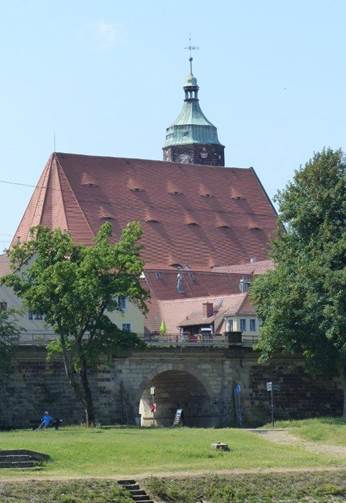 Ein Bild, das Gras, drauen, Gebude, Haus enthlt.

Automatisch generierte Beschreibung