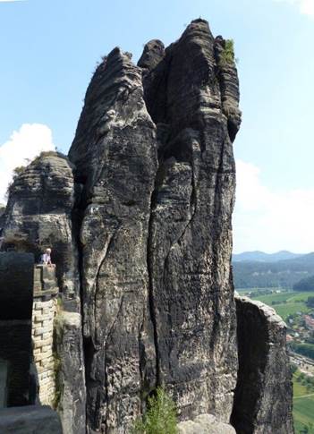 Ein Bild, das drauen, Berg, Rock, Gebude enthlt.

Automatisch generierte Beschreibung