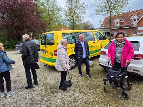 Ein Bild, das drauen, Kleidung, Fahrzeug, Person enthlt.

Automatisch generierte Beschreibung