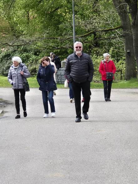 Ein Bild, das drauen, Baum, Kleidung, Schuhwerk enthlt.

Automatisch generierte Beschreibung