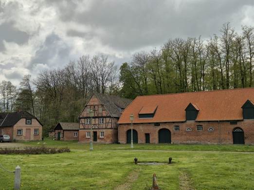 Ein Bild, das drauen, Gras, Wolke, Gebude enthlt.

Automatisch generierte Beschreibung