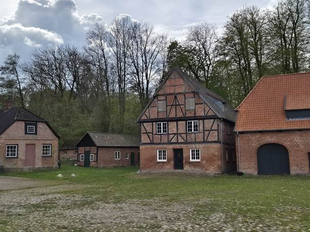 Ein Bild, das drauen, Wolke, Gebude, Gras enthlt.

Automatisch generierte Beschreibung